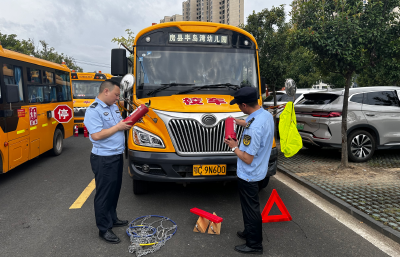 房县交警大队助力秋季开学