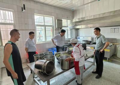 军店镇中学：开学第一天暗访关注后勤保障