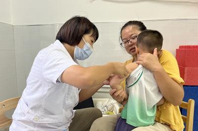 城关镇第二幼儿园：接种查验 共筑“安全线”