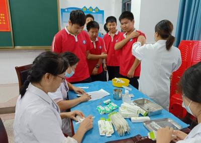 军店初中：医校携手呵护学生健康