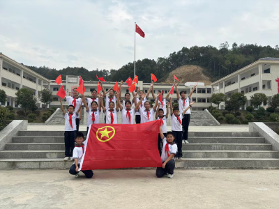 国旗在手，祖国在心——窑淮镇窑淮学校开展“我和国旗合个影”少先队主题活动