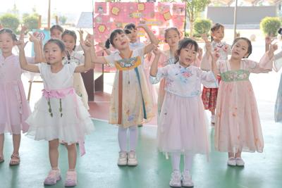 房县思源实验学校：举办“月儿圆圆  欢乐游园”中秋亲子游园会