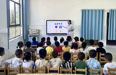 城关镇第二幼儿园：开展文明交通安全出行活动