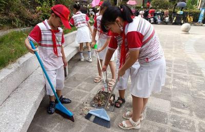 房县东城小学：志愿服务进社区 打扫卫生暖人心