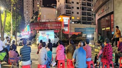 房县民政局：红色电影进小区 爱国情怀入人心