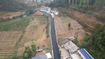 门古寺镇东河村：道路黑色化工程完工  美丽乡村再添新景