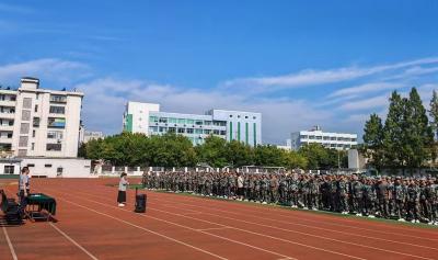 房县城关一中举行2024级新生入学军训开营仪式