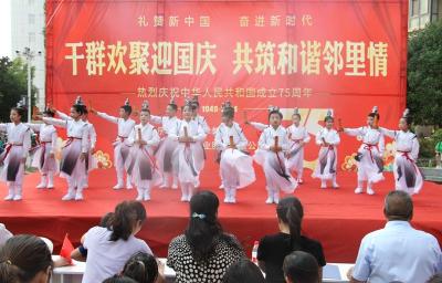 房县东城小学：干群欢聚迎国庆 共筑和谐邻里情