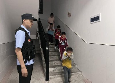 万峪小学开展夜间消防演练