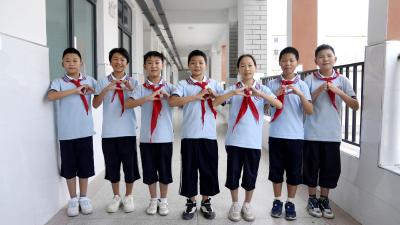 房县：老人枣子撒落一地 七名学生帮忙捡拾