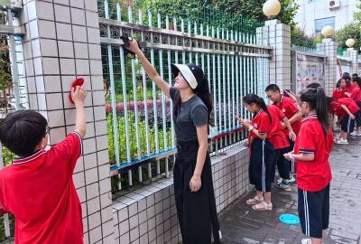 房县东城小学教联体：携手童心绘文明 师生携手靓校园