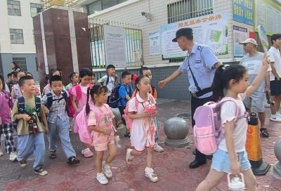 房县东城小学：家校警携手 共筑平安路