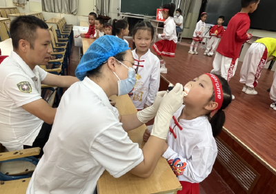 房县实验小学开展学生体检活动
