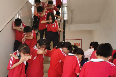 以 “练” 筑防！窑淮镇铺沟小学举行消防演练活动  