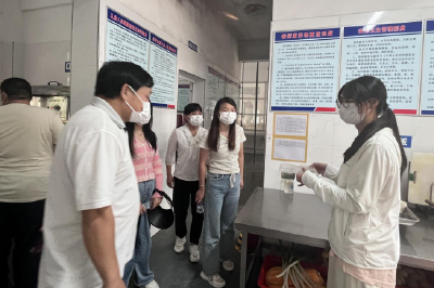 万峪小学推行“家长陪餐日”活动