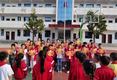 城关镇炳公小学举办“扬奥运精神做追梦少年”开学典礼