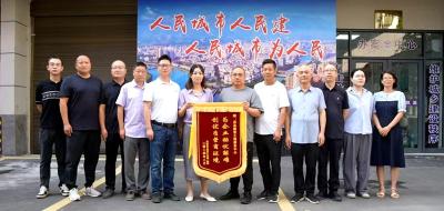 县住建局：积极排忧解难 群众锦旗致谢