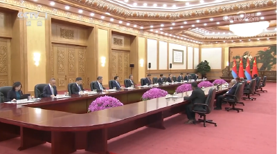 习近平会见厄立特里亚总统伊萨亚斯