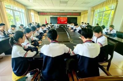 房县城关一中举行2024-2025学年上学期新团员入团仪式