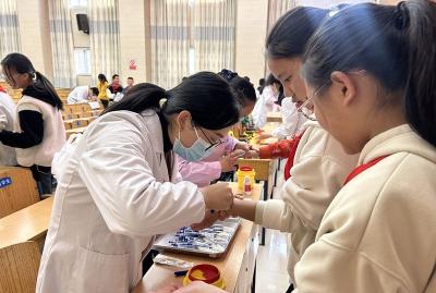 房县实验中学：关心关爱温暖相伴 健康体检爱心护航