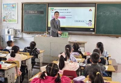 房县东城小学：推门听“新”课 聚力谋“欣”篇