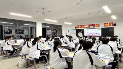 房县职校：安全教育深入课堂  交通安全你我同行