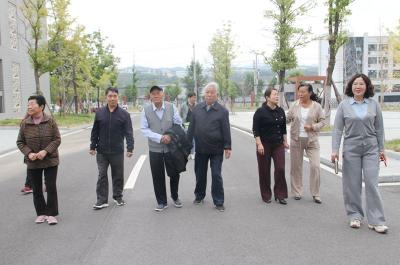 房县东城小学：重阳敬老情 传承中华魂