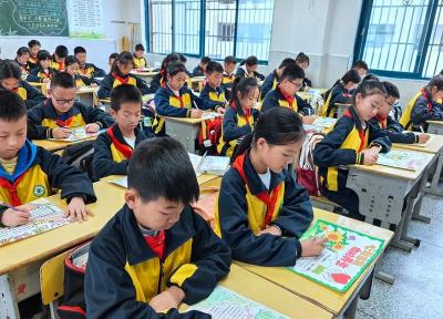 房县东城小学：心有阳光 我绘我心