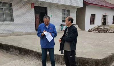 军店初中：秋雨润重阳 敬老送温暖