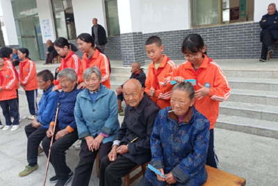 窑淮镇：爱在重阳节 温暖老人心
