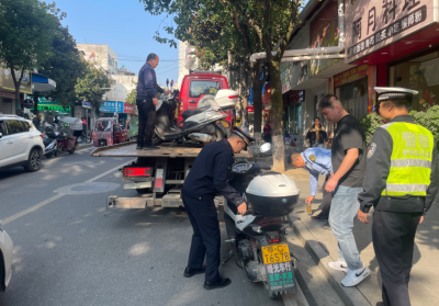 房县交警持续开展违停整治 