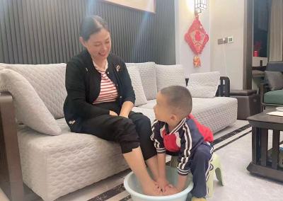 房县幼儿园开展重阳节敬老活动