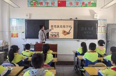 军店小学：提笔就是练字时