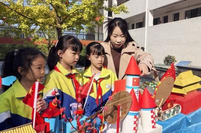 军店小学：举行国庆节德育实践作业展