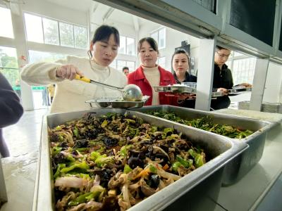 野人谷学校：家长评餐共监管 护航安全美举行