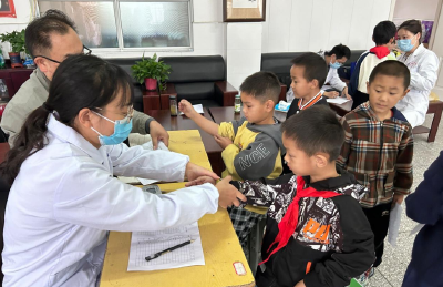 红塔镇谢湾小学组织全校学生开展健康体检活动