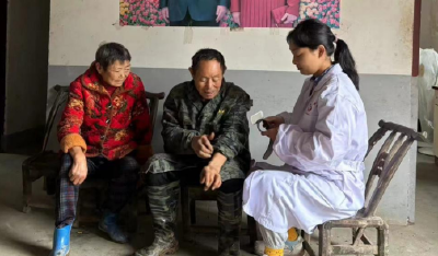 上龛乡卫生院重阳送暖：上门随访，守护村民健康