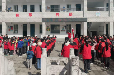 上龛乡上龛学校：一抹鲜红薪火传 少先队员节节高