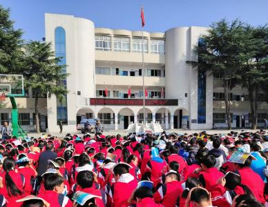 以“练”筑防 临震不慌——城关四中举行防震应急演练