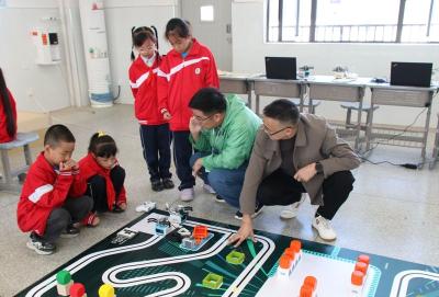 房县东城小学晓阳校区开展世界机器人大赛赛前集训