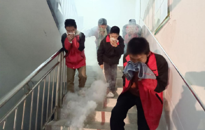 上龛学校开展夜间消防逃生演练活动