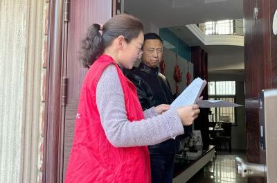 房县实验中学：党员入户宣传 助力文明创建