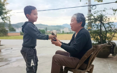 白鹤镇长龙小学：重阳温情满人家