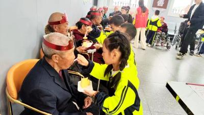 青峰镇：重阳传真情 幼爱暖夕阳