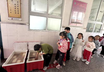 房县实验小学倡导“光盘行动”成为校园新风尚