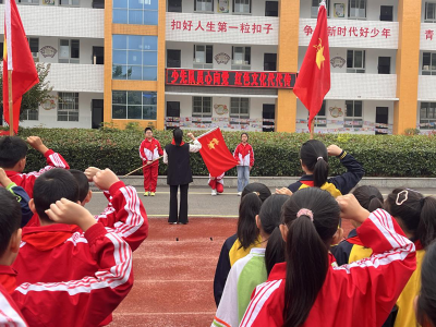 城关镇花宝小学：燃情建队日 激发爱国情怀