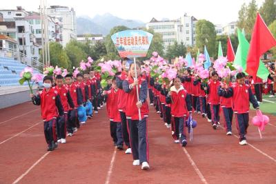 房县东城小学：举办第十四届五、六年级体育节
