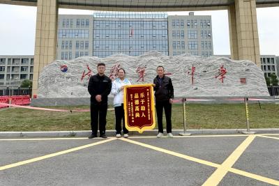 【助人为乐】房县：中学生“捡到”三岁娃 “上交”警察找到爸妈