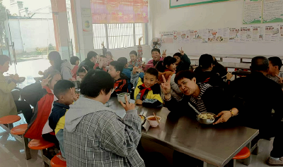 化龙堰镇民族小学：开展家长进校园品餐活动 筑牢校园食品安全防线