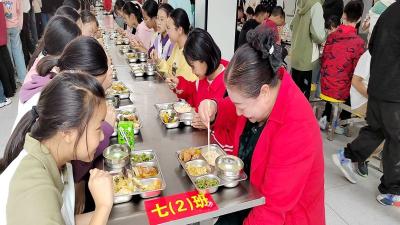 七河中学：家校共建平安放心食堂